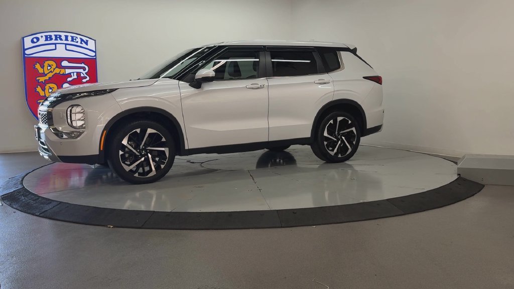 Used 2024 White Mitsubishi SE image 8