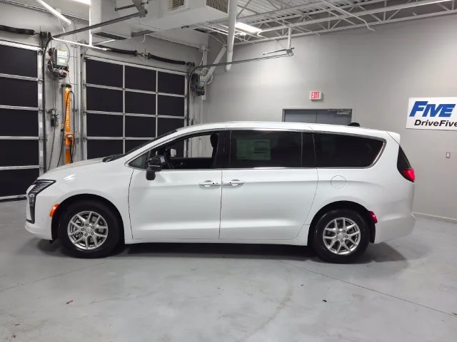 New 2027 Bright White Clear-Coat Paint Chrysler Select image 4