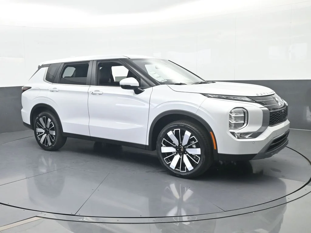 New 2026 Diamond White Mitsubishi SE image 8