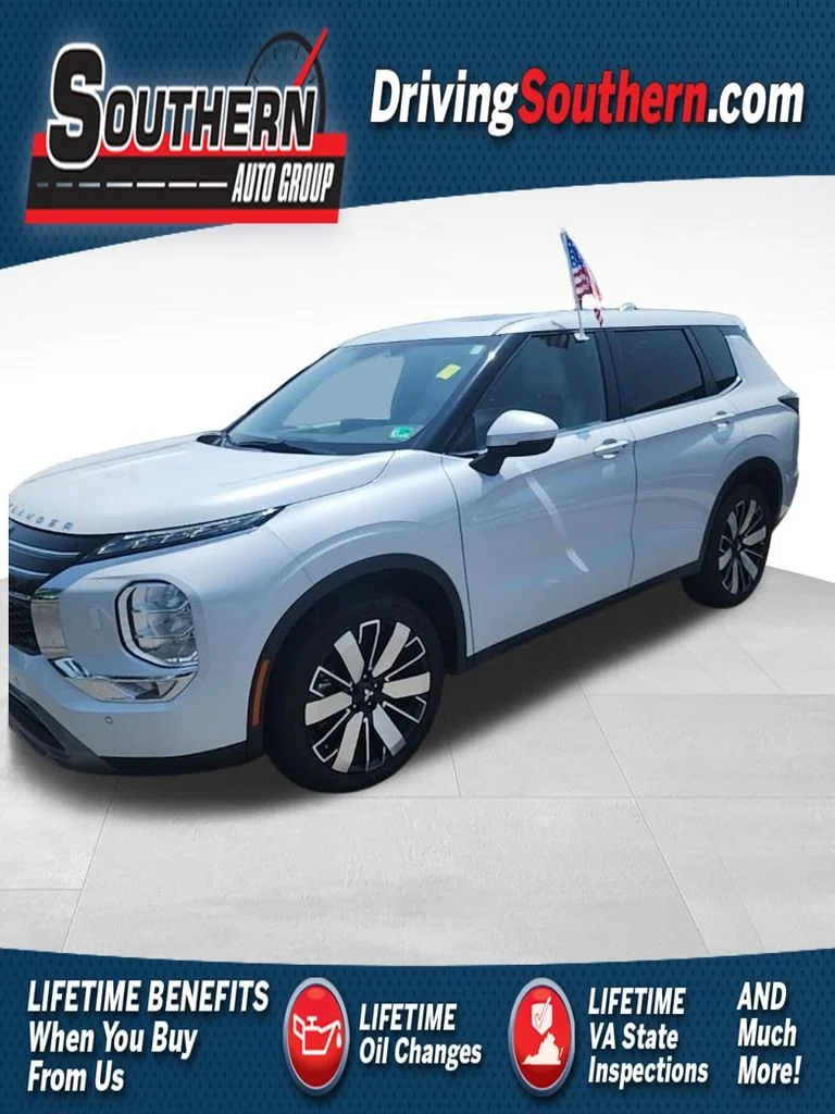 Used 2025 White Mitsubishi SE image 1