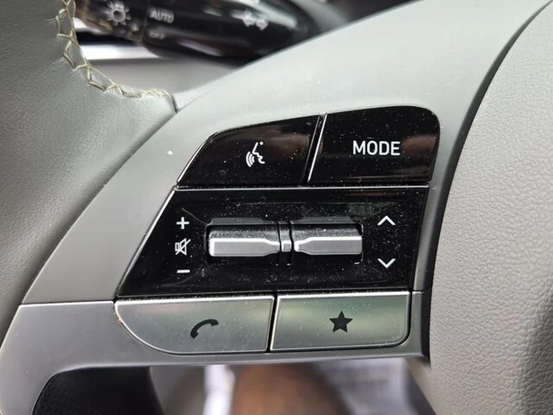 Used 2025 Gray Hyundai SEL Convenience image 24