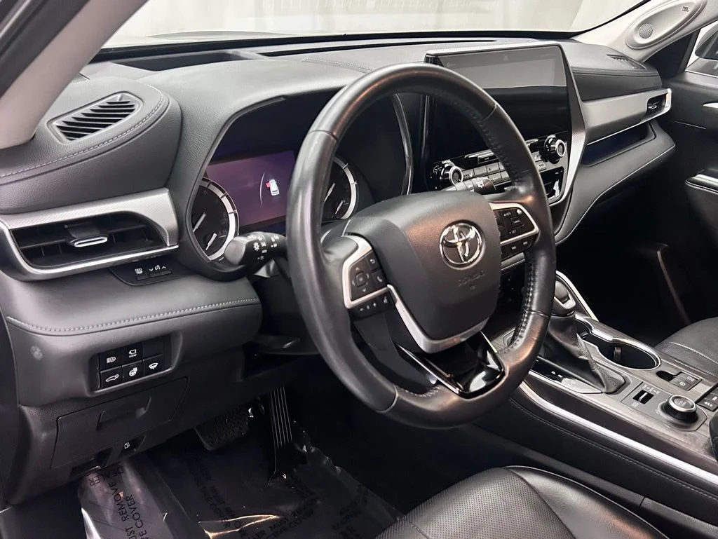 Used 2022 Black Toyota Platinum image 11