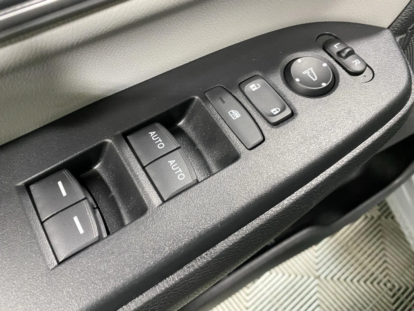 Used 2019 Lunar Silver Metallic Honda EX-L image 17