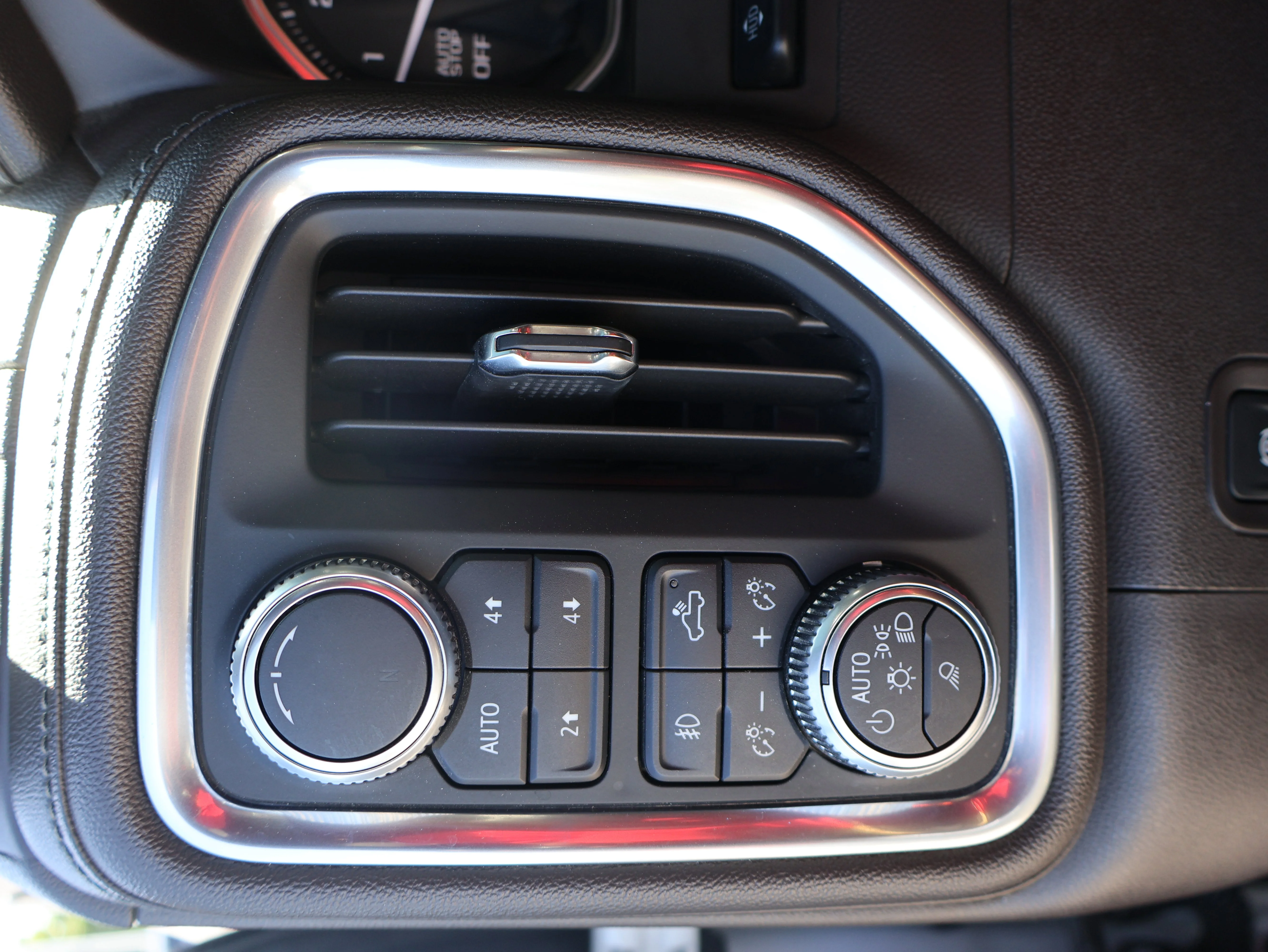 Used 2019 White Frost Tricoat GMC Denali image 43