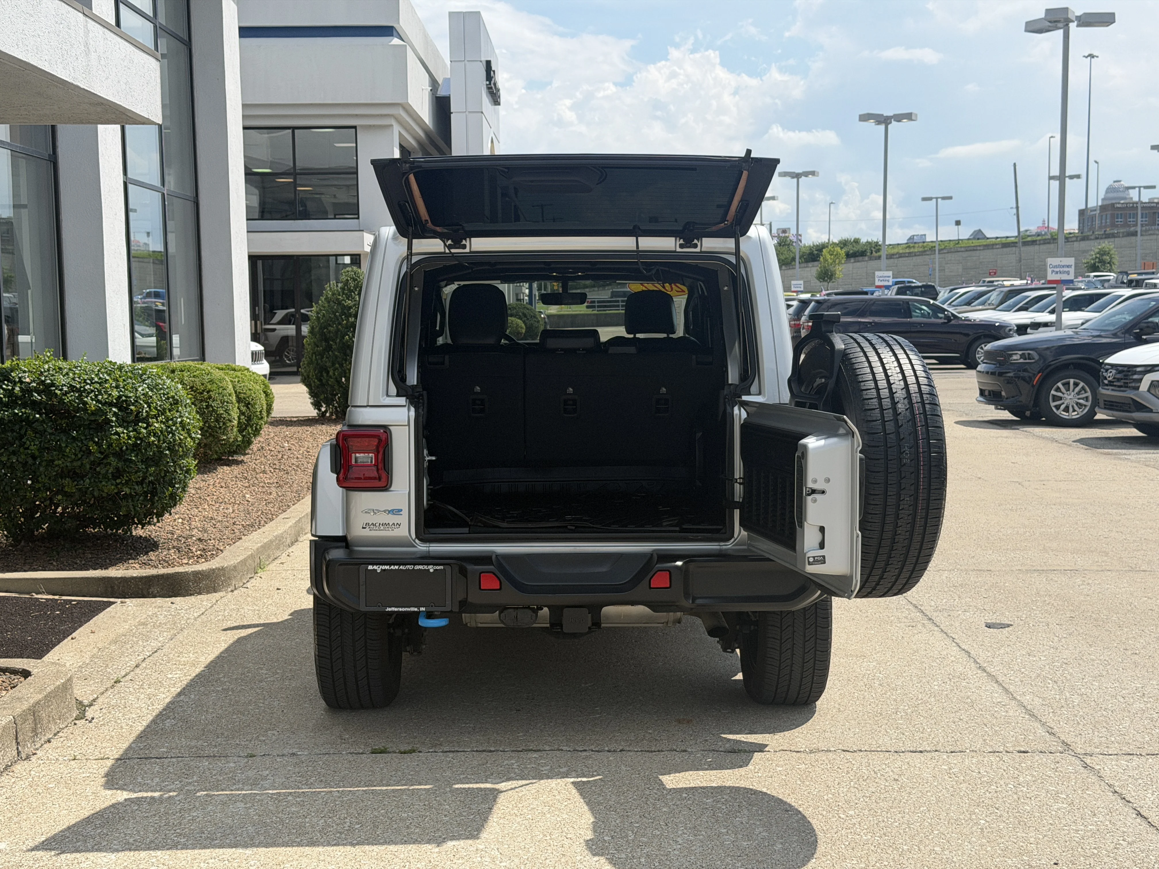 Used 2022 Silver Zynith Clearcoat Jeep Unlimited Sahara image 11