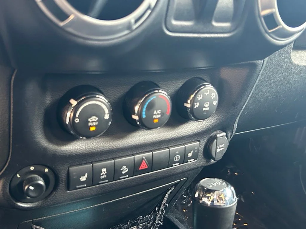 Used 2016 Silver Jeep Sahara image 20