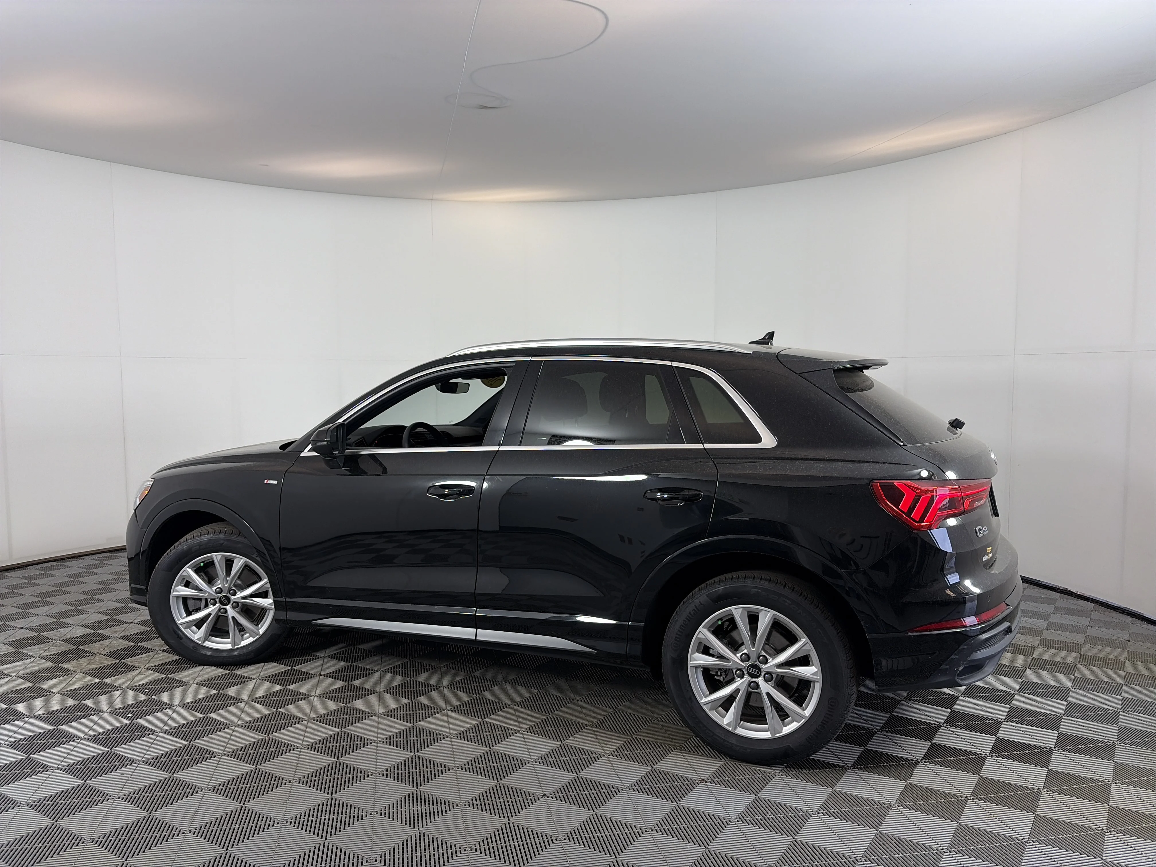 Used 2025 Black Audi S line Premium image 2