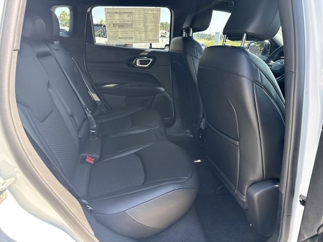 New 2026 White Jeep Latitude image 15