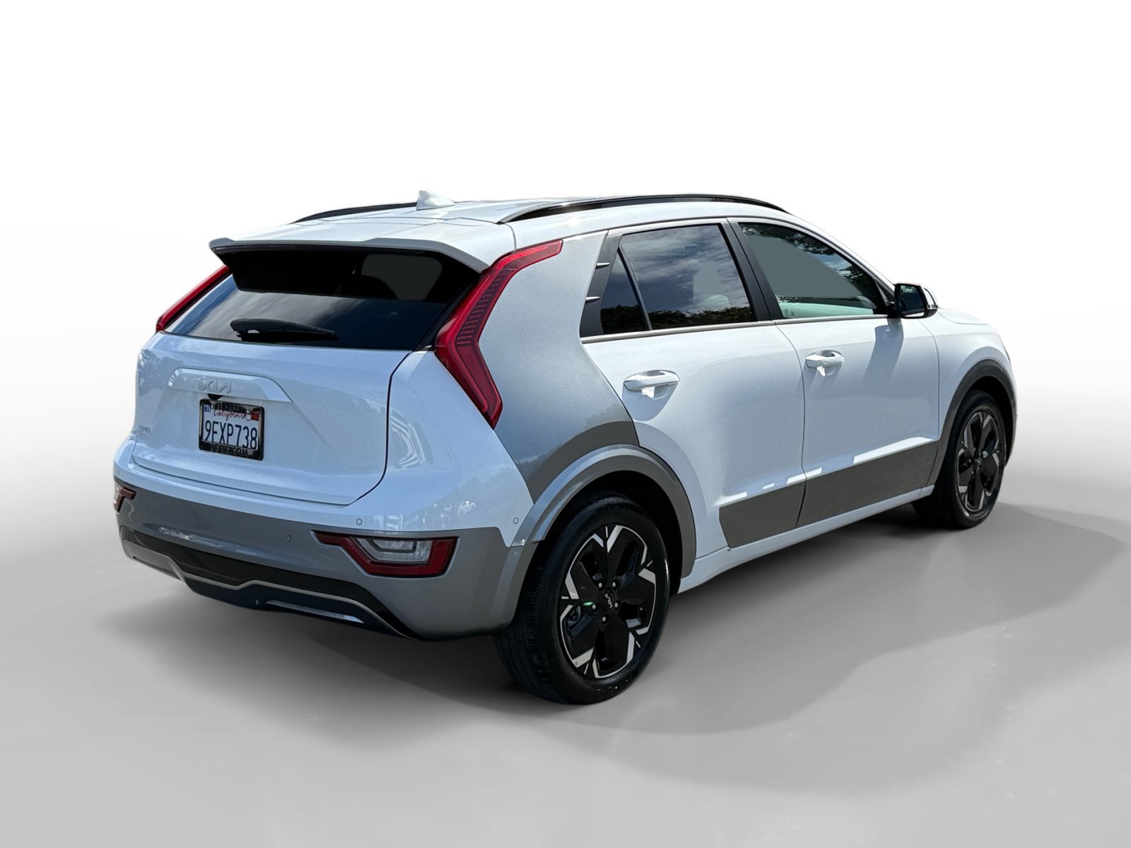 Used 2023 Snow White Pearl Kia Wave image 5