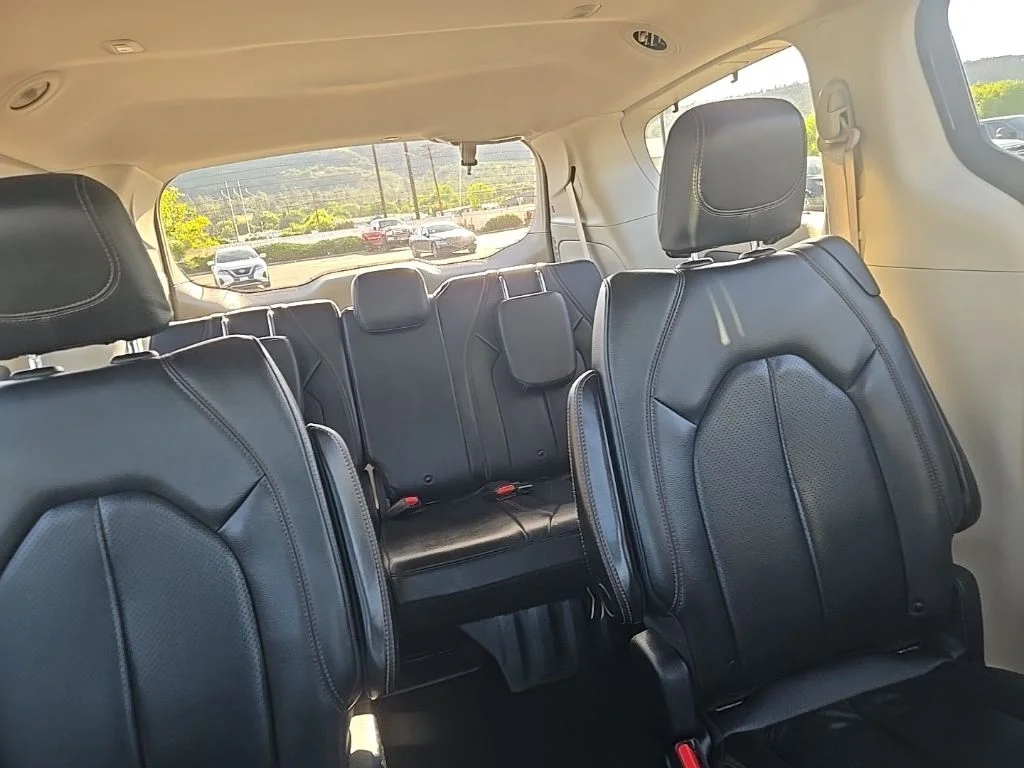 Used 2019 Black Chrysler Touring L image 28