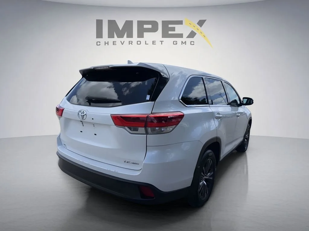 Used 2019  Toyota LE image 3