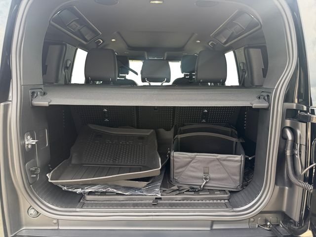 New 2026 Santorini Black Land Rover X-Dynamic SE image 18