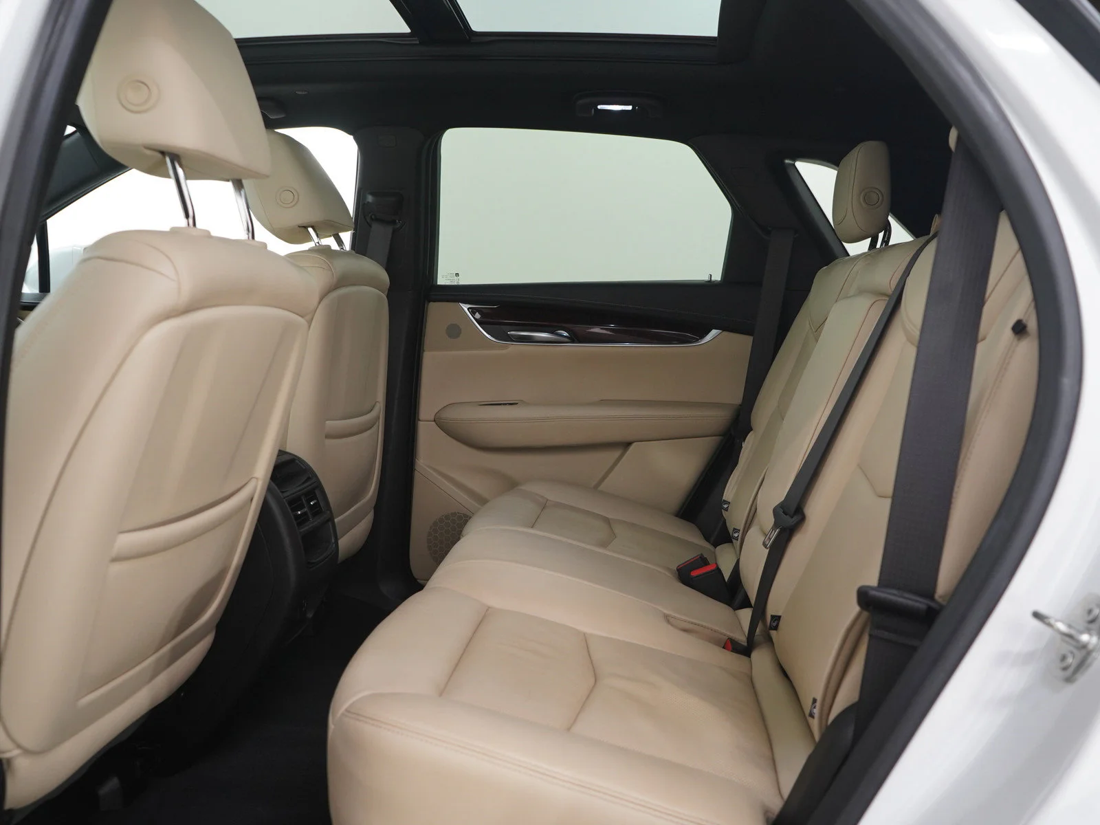 Used 2019 CRYSTAL WHITE TRICOAT Cadillac Luxury AWD image 15
