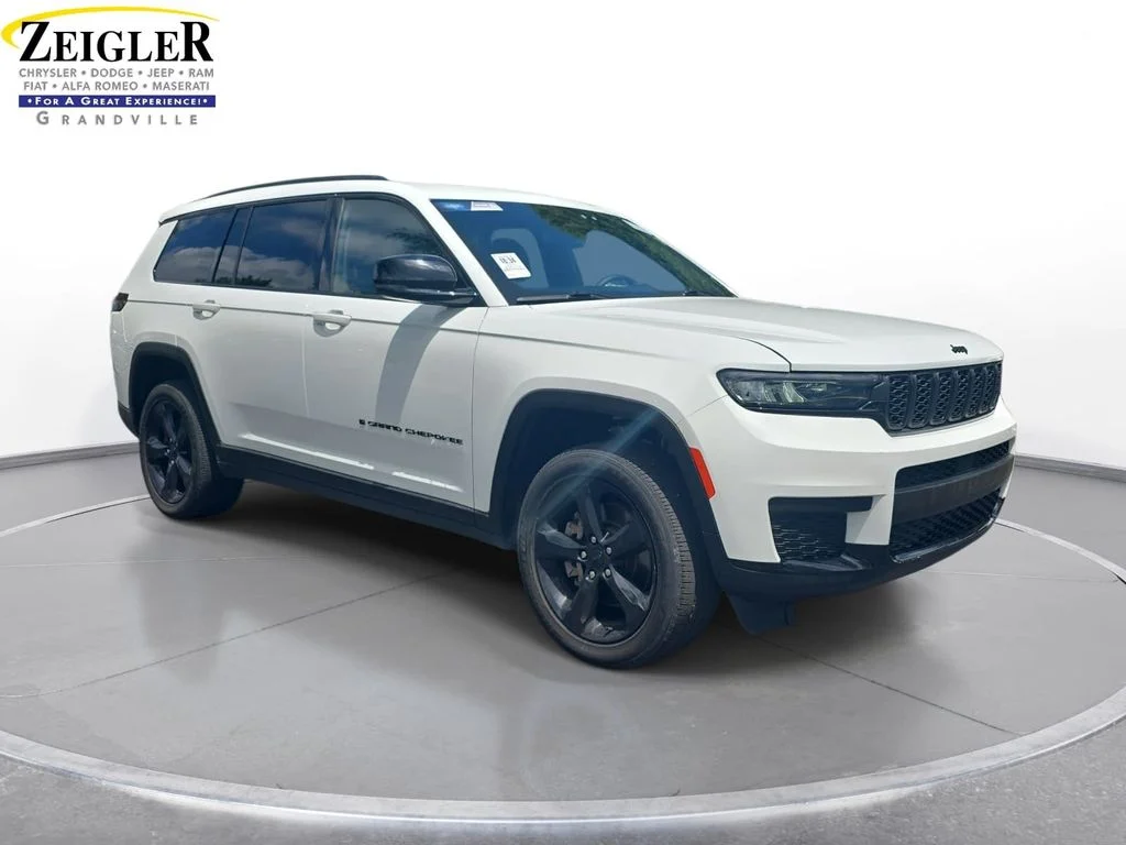 Used 2023 White Jeep Altitude image 3