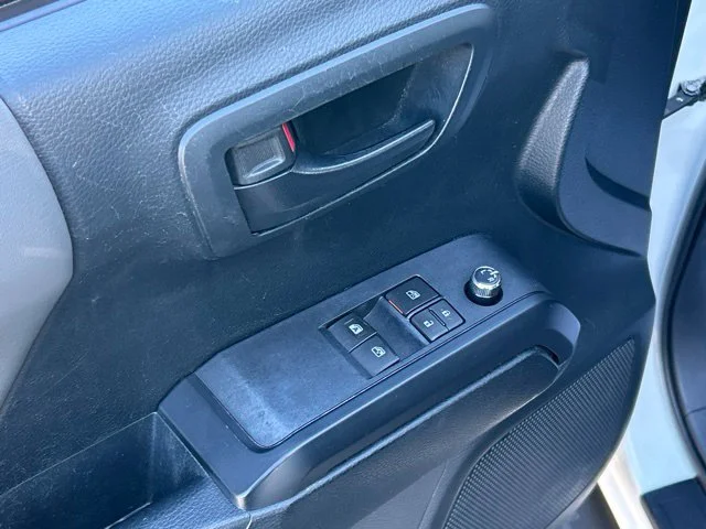 Used 2016 White Toyota SR image 18