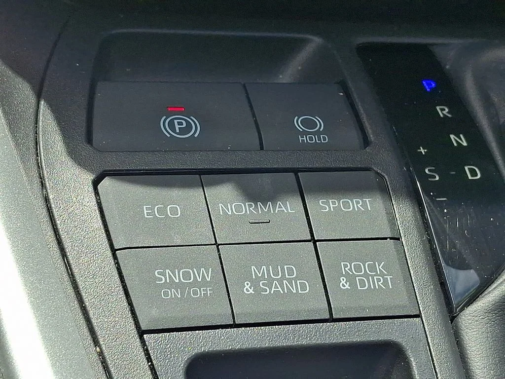 2025 Toyota RAV4 XLE - Photo 25