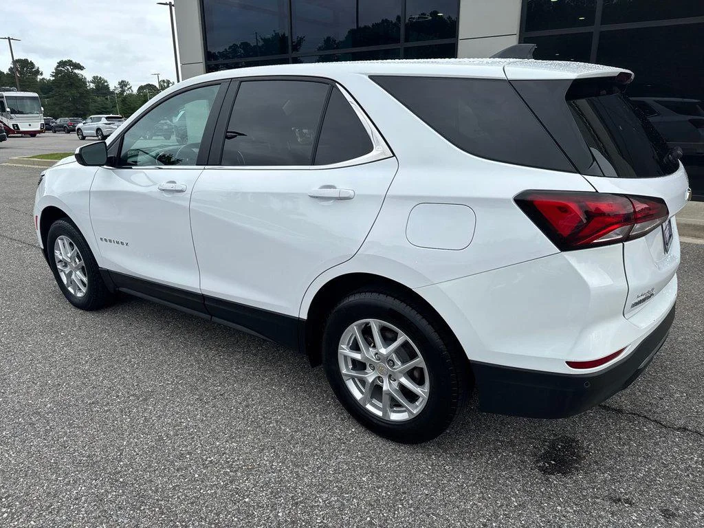 Used 2024 Iridescent Pearl Tricoat Chevrolet AWD 4dr LT w/1LT image 6