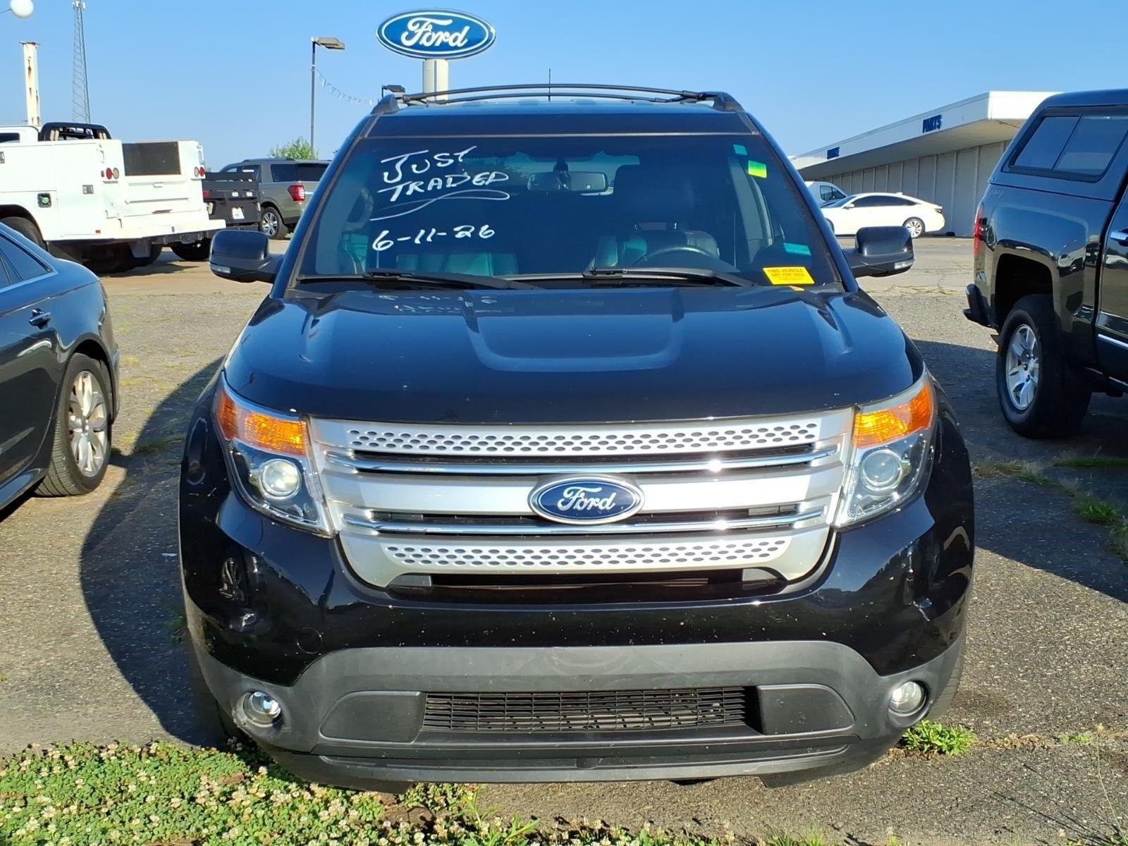 Used 2015 White Platinum Metallic Tri-Coat Ford XLT image 2