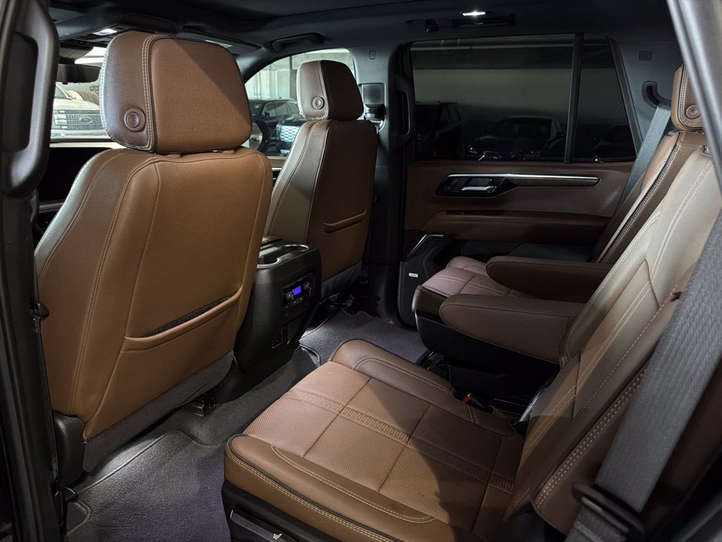 Used 2025 Black Chevrolet High Country image 3