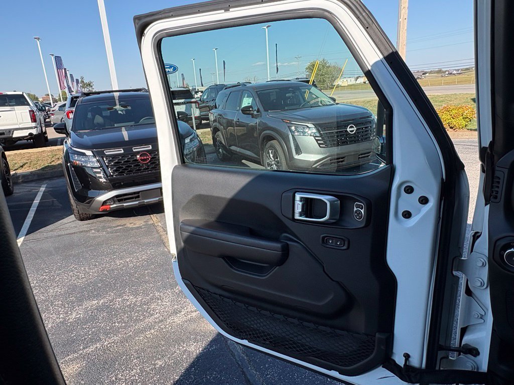 Used 2018 White Jeep Unlimited Sport S image 27