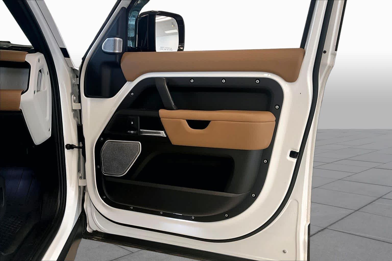 Used 2025 Fuji White Land Rover X-Dynamic SE image 21