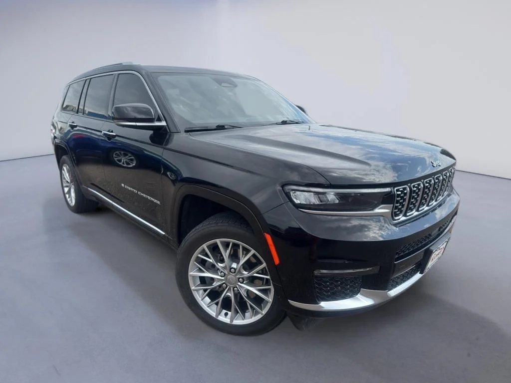 Used 2022 Diamond Black Crystal Pearlcoat Jeep Summit image 4