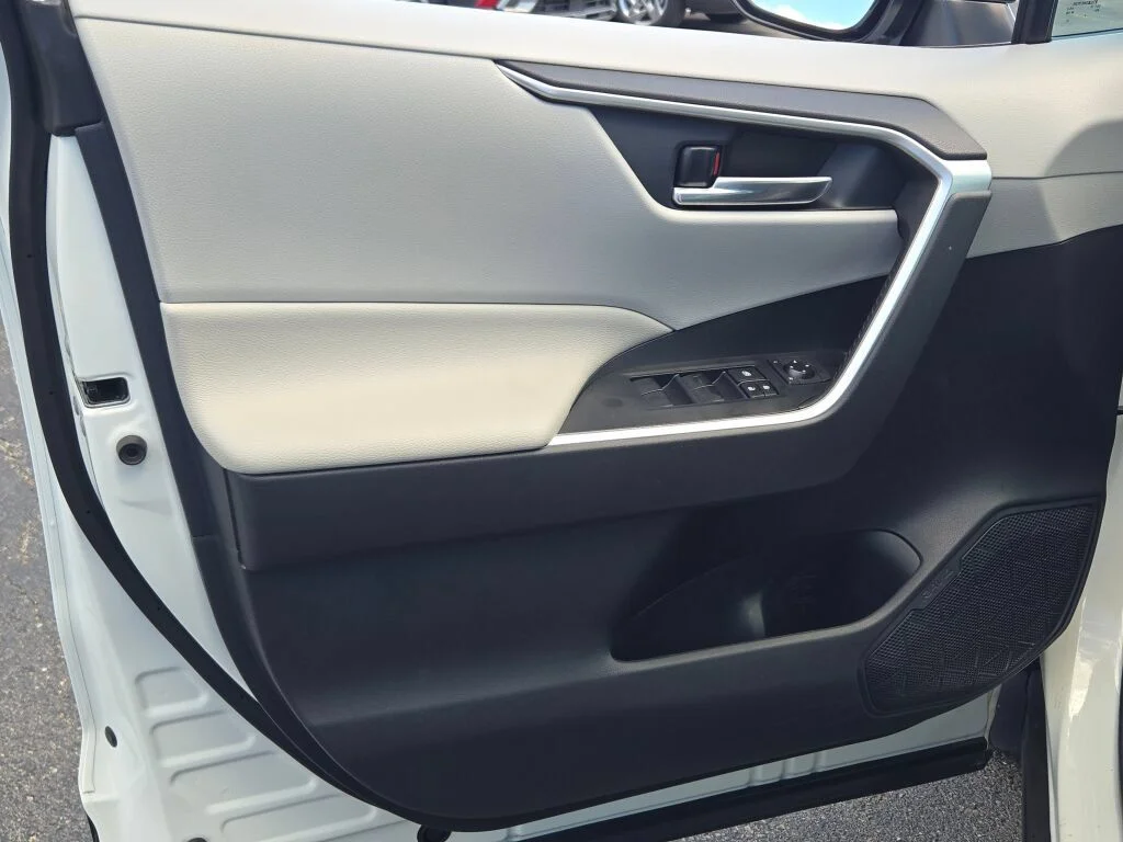 Used 2019 White Toyota XLE image 21
