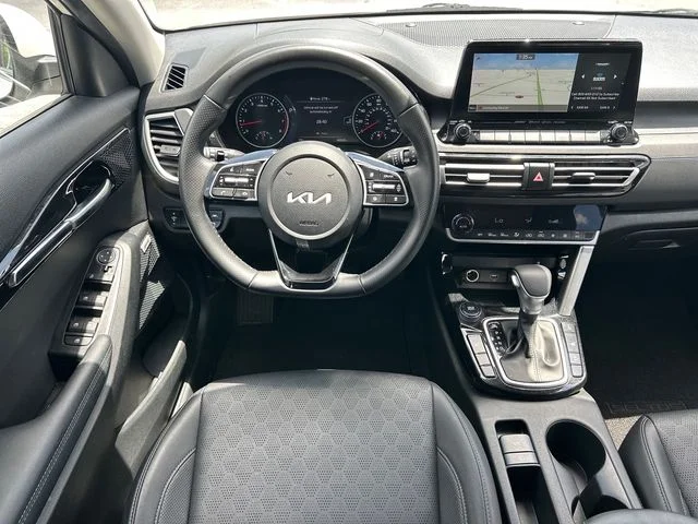 Used 2022 White Kia SX image 10