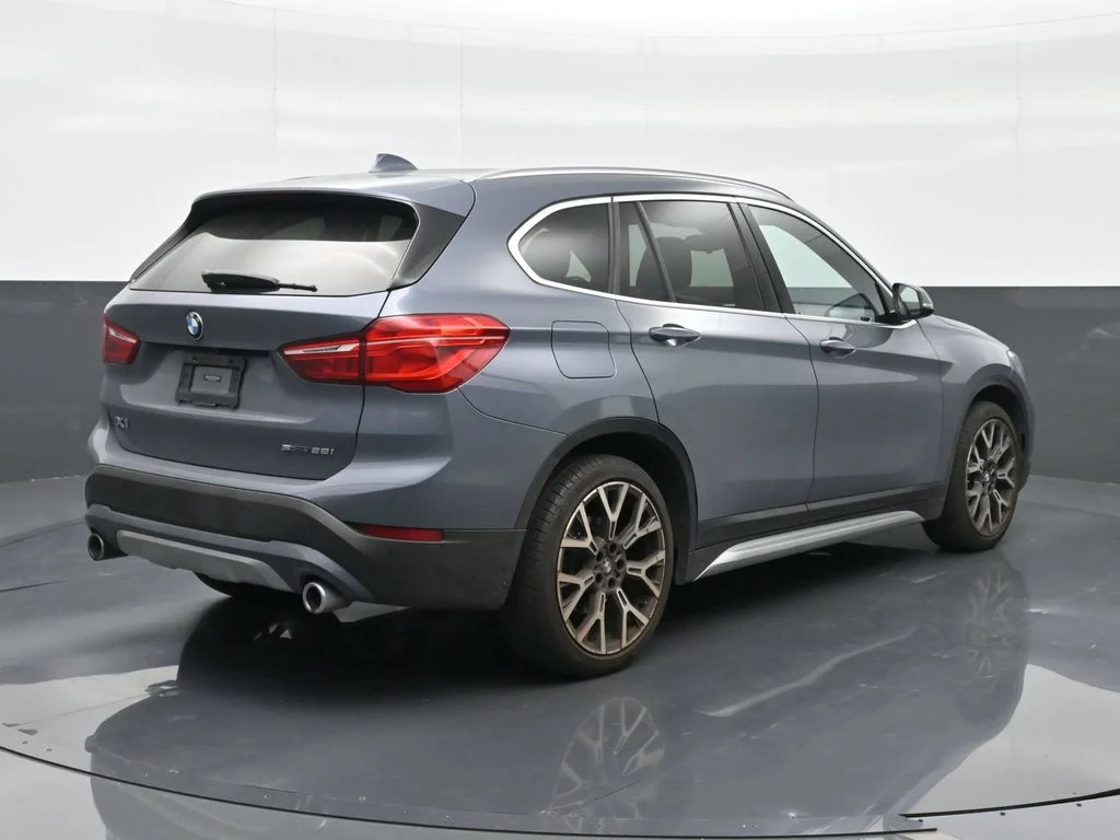 Used 2021  BMW sDrive28i image 5