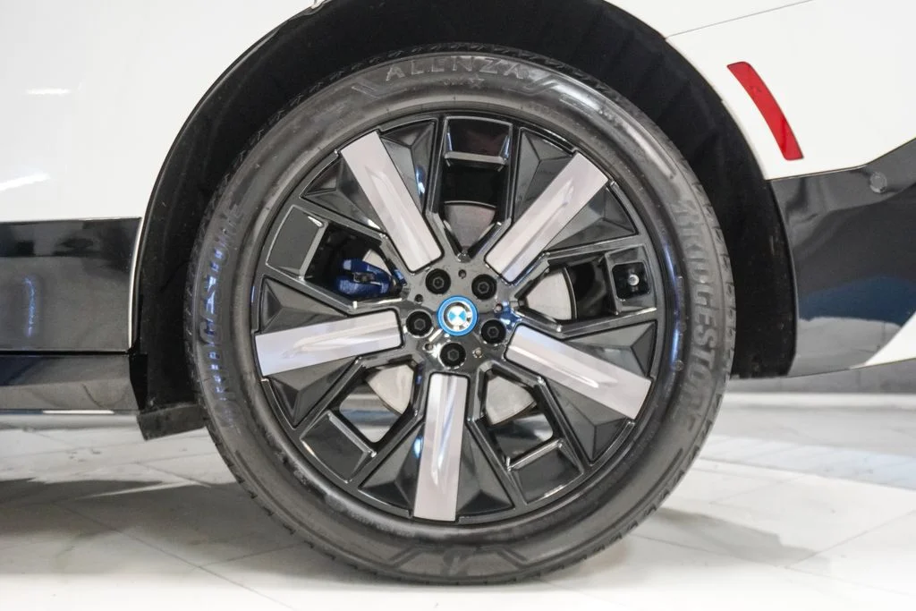 Used 2024 White BMW xDrive50 image 35
