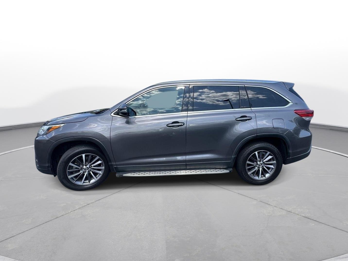 Used 2019 Predawn Gray Mica Toyota XLE image 9