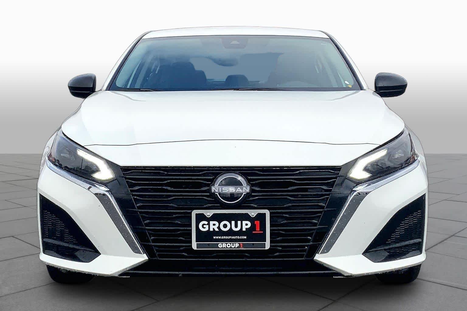 Used 2025 Glacier White Nissan SV image 4