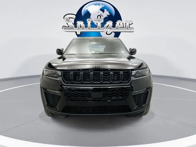New 2026 Diamond Black Crystal Pearl-Coat Exterior Paint Jeep Limited image 4