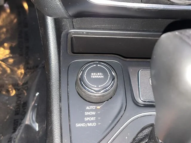 Used 2022 White Jeep Latitude Lux image 24