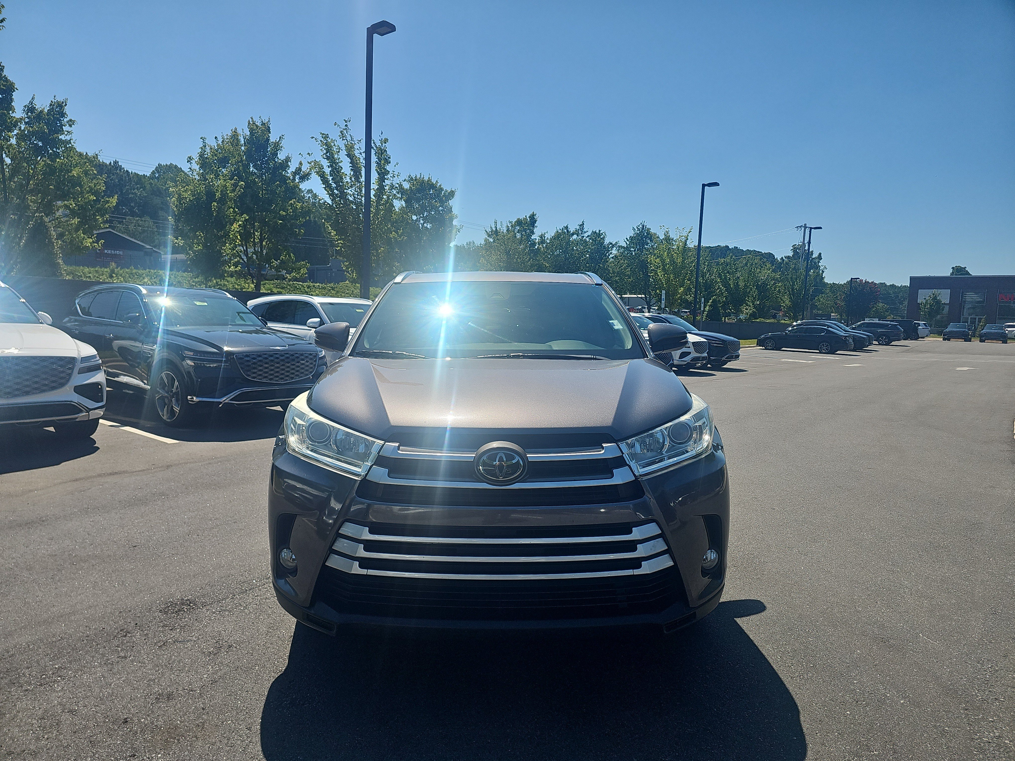 Used 2018 Predawn Gray Mica Toyota XLE image 2