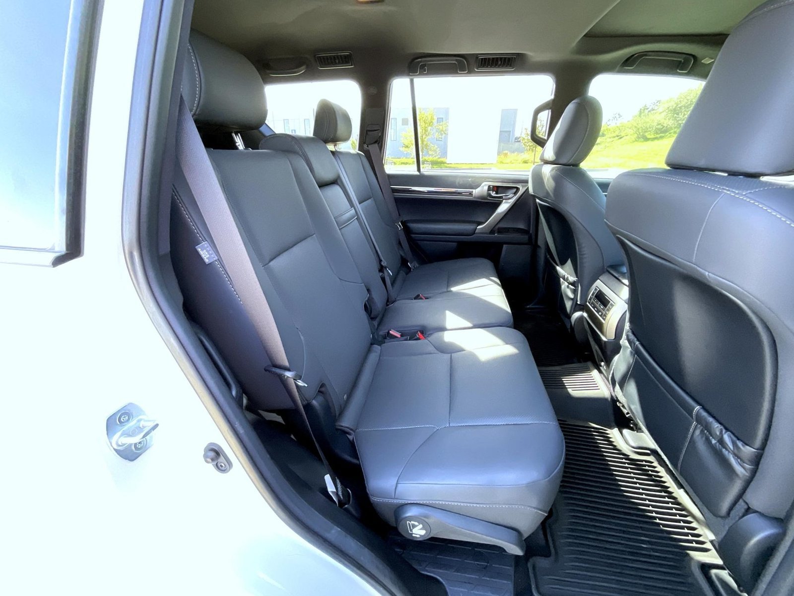 Used 2021 White Lexus 460 image 19