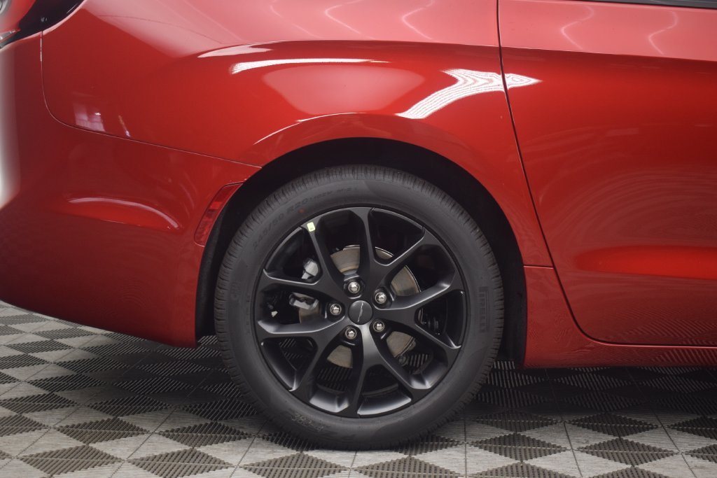 New 2027 Red Hot Pearl-Coat Paint Chrysler Select image 8