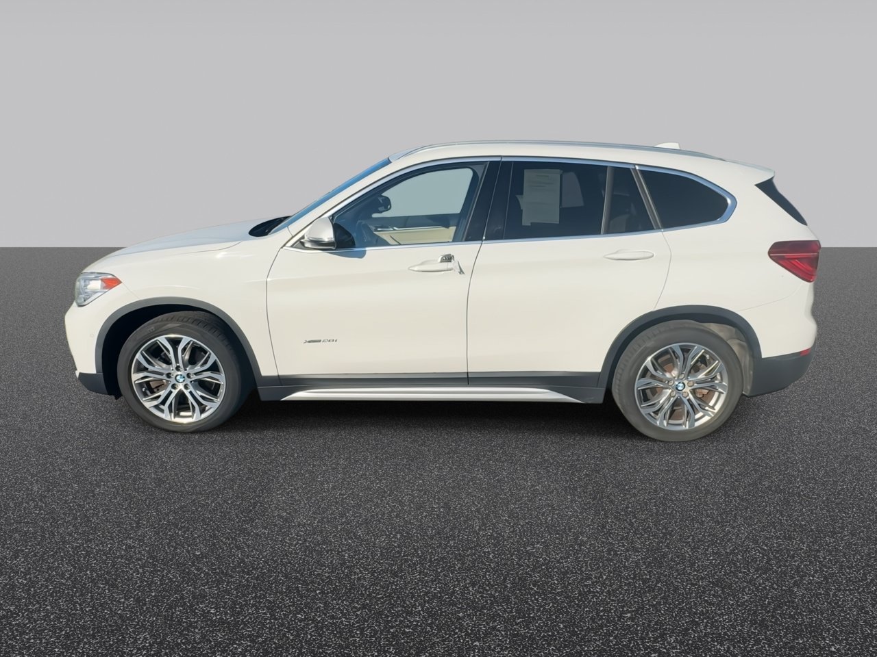 Used 2017 Alpine White BMW xDrive28i image 5