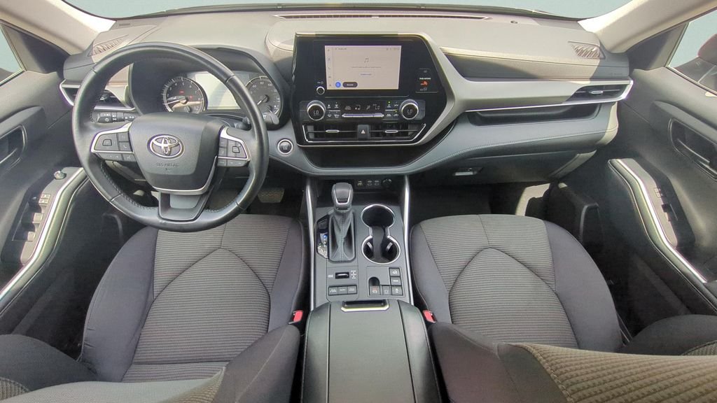 2024 Toyota Highlander LE - Photo 11
