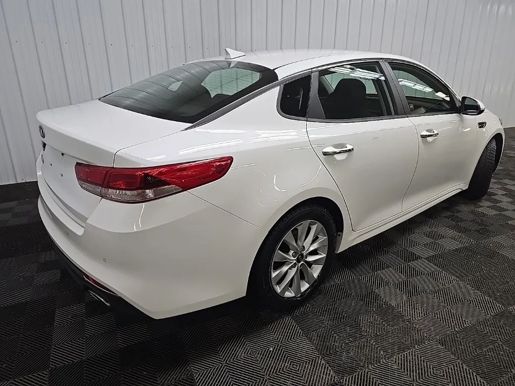 Used 2018 White Kia LX image 10