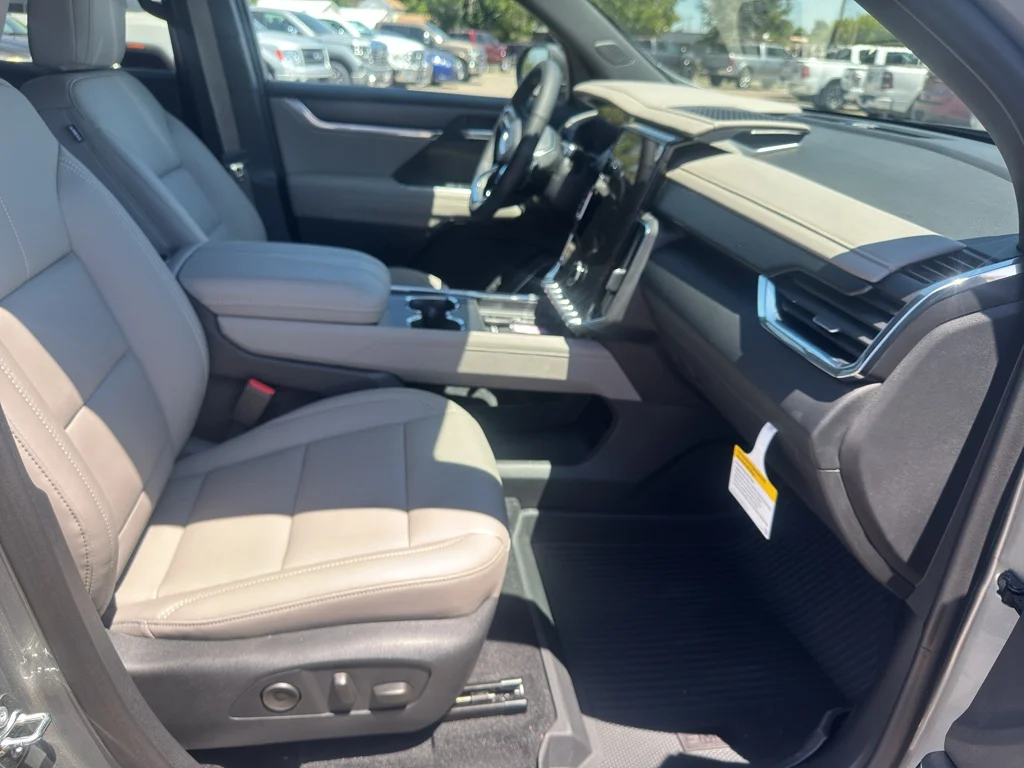 New 2026 Sterling Metallic GMC Elevation image 17