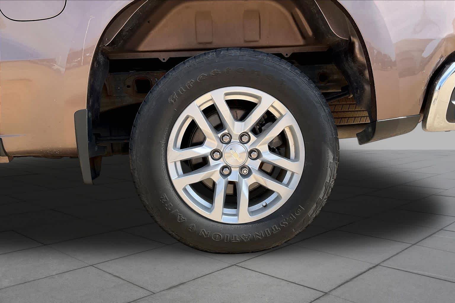 Used 2019 Oakwood Metallic Chevrolet LT image 12