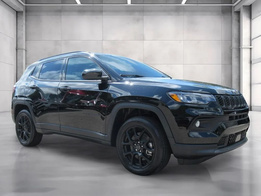 New 2026 Diamond Black Crystal Pearl-Coat Exterior Paint Jeep Latitude Altitude image 1
