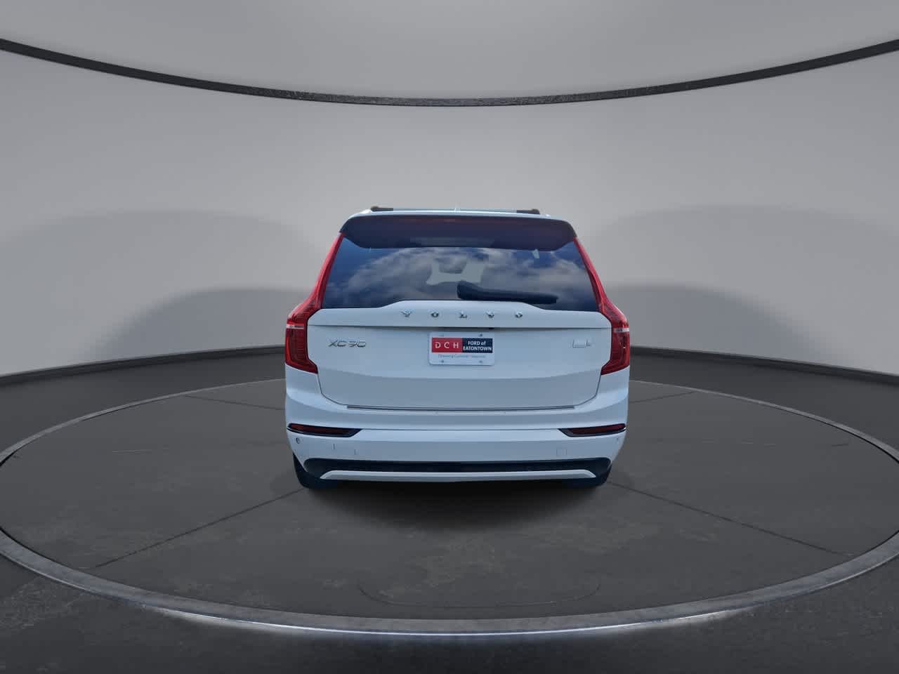 Used 2022 White Volvo R-Design image 7