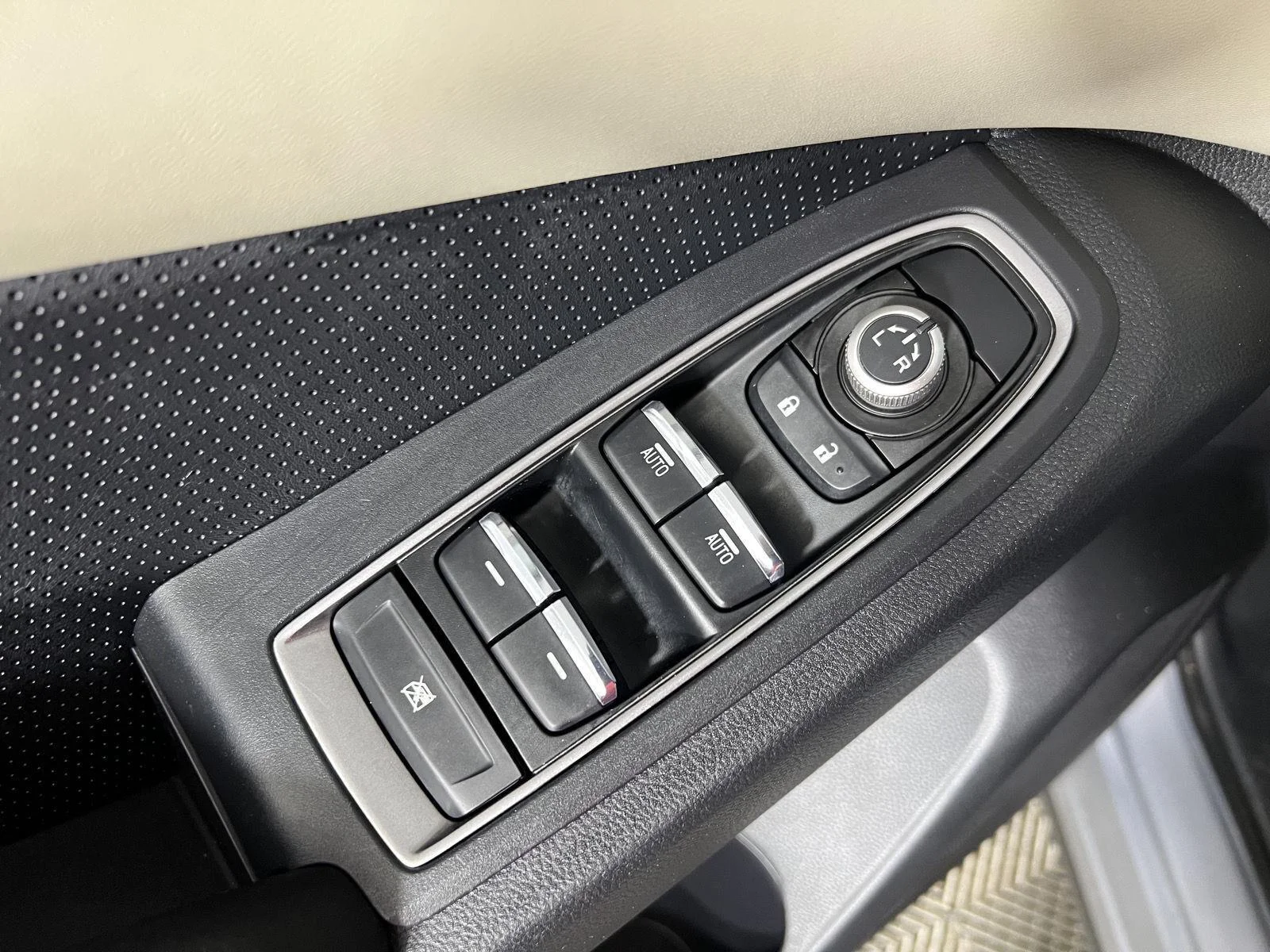 Used 2020 Ice Silver Metallic Subaru Limited image 17