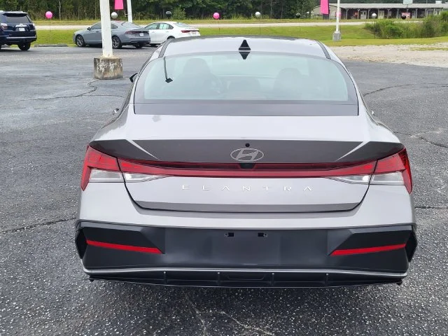 Used 2025 Silver Hyundai SEL Convenience image 3