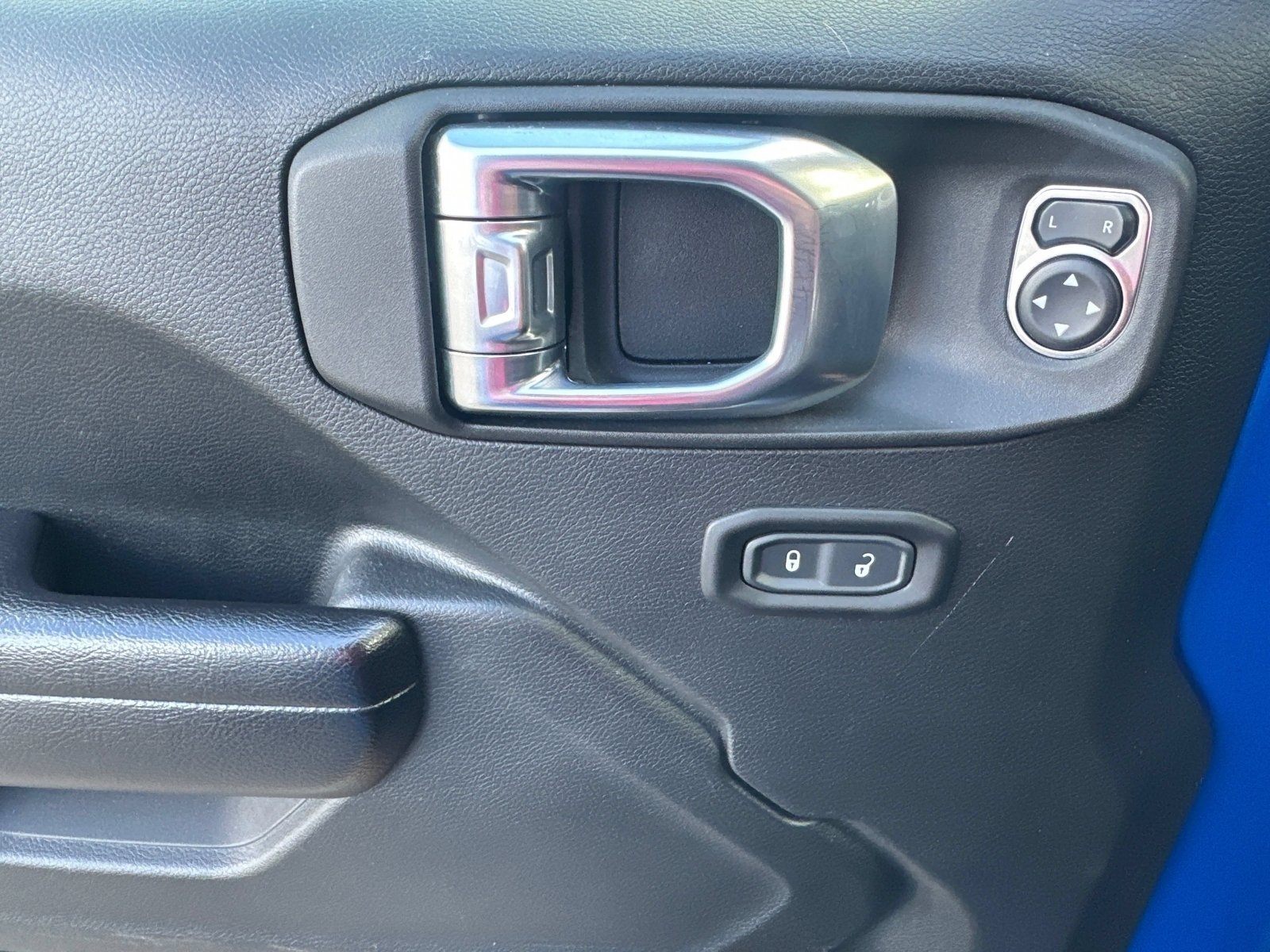 Used 2021 Hydro Blue Pearlcoat Jeep Unlimited Islander image 4