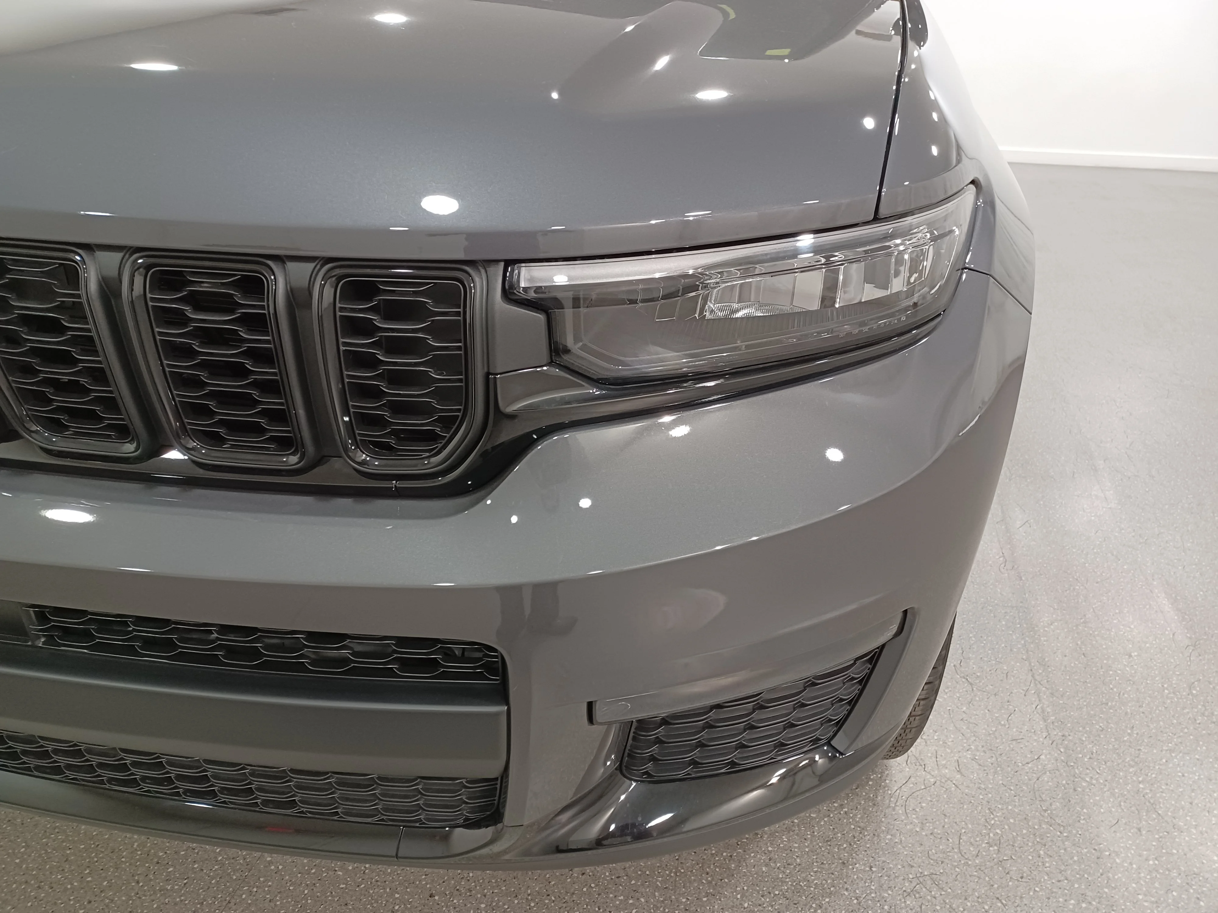 Used 2025 Baltic Grey Metallic Jeep Limited 4x4*6 Pass | Only 151km! | Adaptive Cruise | Remote Start | Nav | Htd Leather | Pano Roof image 5
