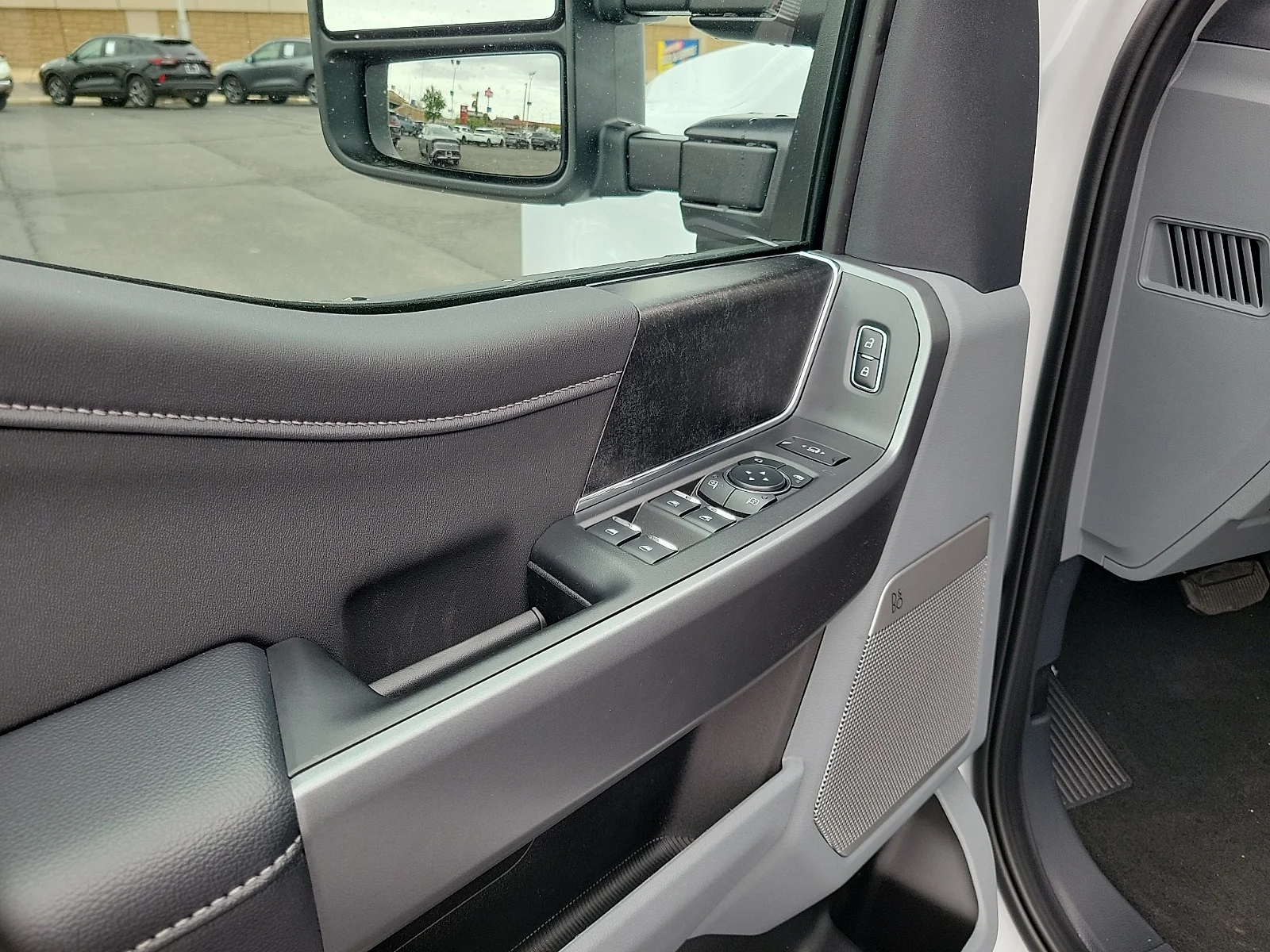 New 2026 Oxford White Ford F-250&reg; XLT image 11