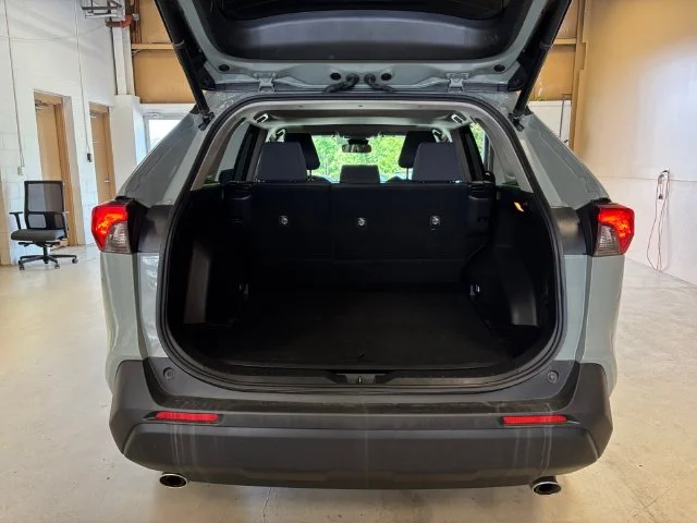 Used 2020  Toyota XLE image 24